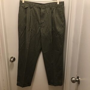 Dockers Mens pants size 40x30 in olive green